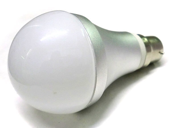 Lampada LED B22 220V 6W = 60W Incandescenza Bianco Freddo 6000K